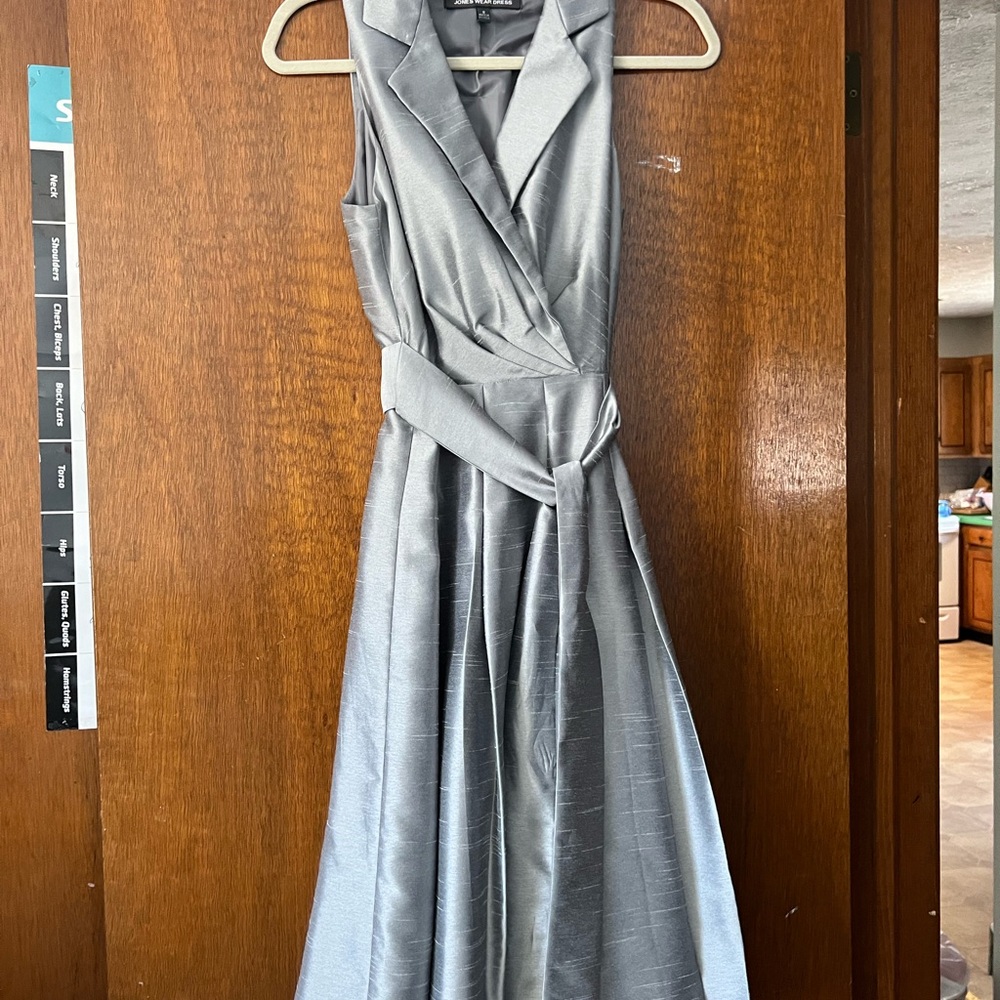 Beautiful it's a wrap, silver ribbon like material belted dress